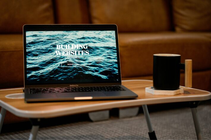 macbook met website en tas koffie