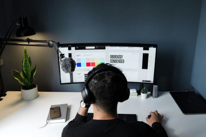 webdesigner maakt een website