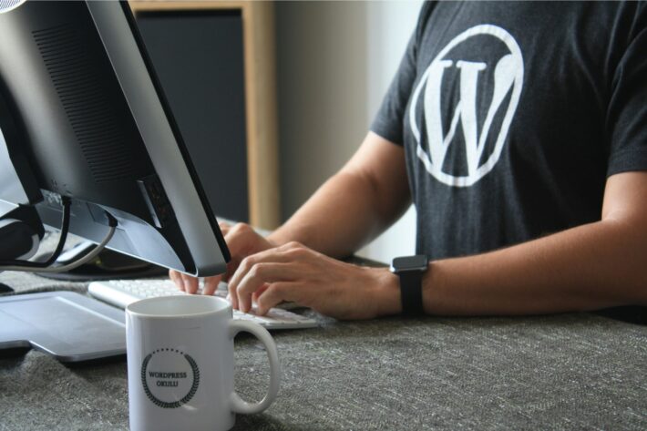 werken op een computer in een wordpress t-shirt