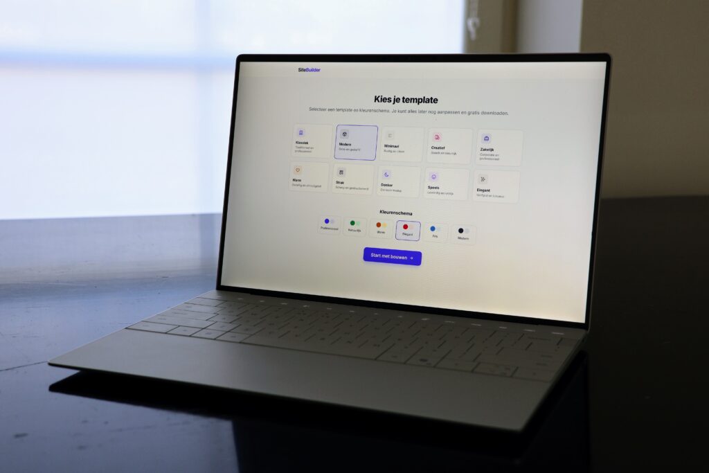 TS Industries sitebuilder op een laptop.