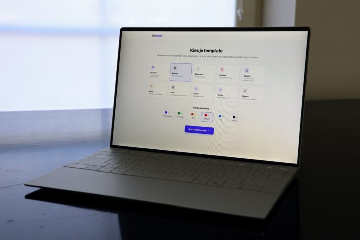 TS Industries sitebuilder op een laptop.