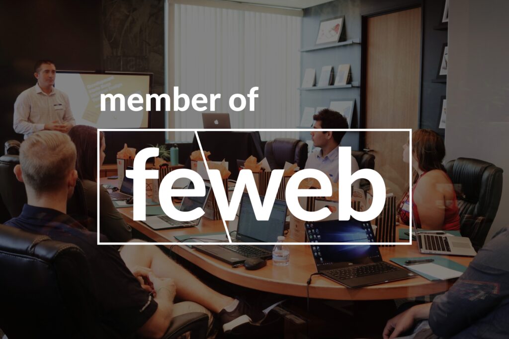 Logo van FeWeb op een lifestybeeld van een agency.